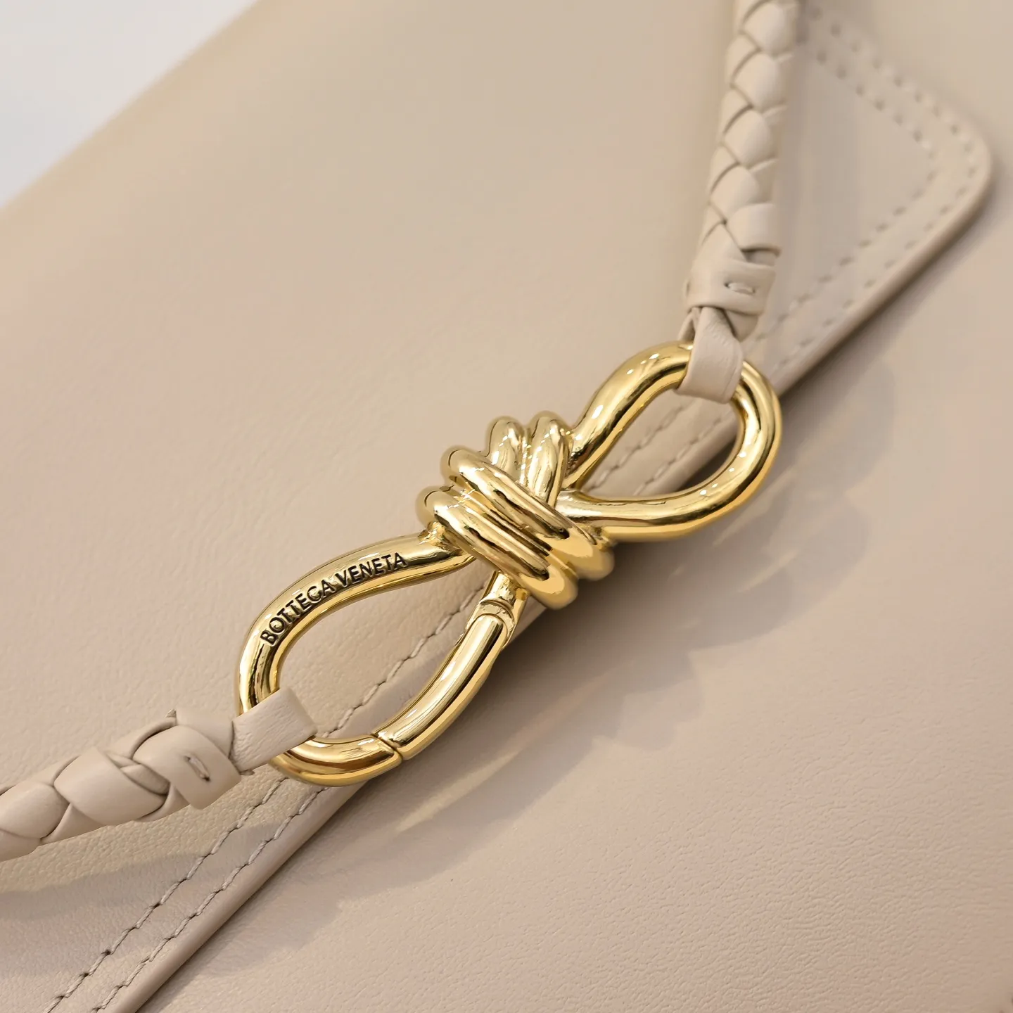 Batch 2060 #Bv New Small Ciao Ciao Handbag Who carried the cute little Ciao Ciao out on the street❣️Made of Dutch Silky Calf calfskin ~ silky to the touch. The leather is thick, and the suede lining is soft and comfortable. The relaxed feeling of stacked smooth leather, the representative woven element shoulder strap, and the perfect embellishment of golden buckles💥The unique bag shape is casual and exquisite, and super practical☄️Carry Ciao Ciao to accompany you in various occasions, and be the most stylish you🎀 Size: 26x19x10.5 Style No. 5835#